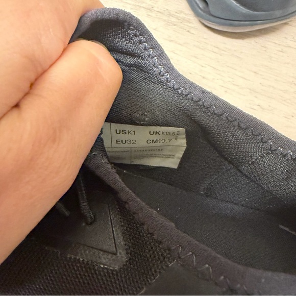 On Clouleap Black Boy Sneakers Sz 1 - Picture 7 of 7